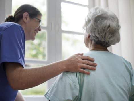 Cuidados auxiliares de enfermería en geriatría