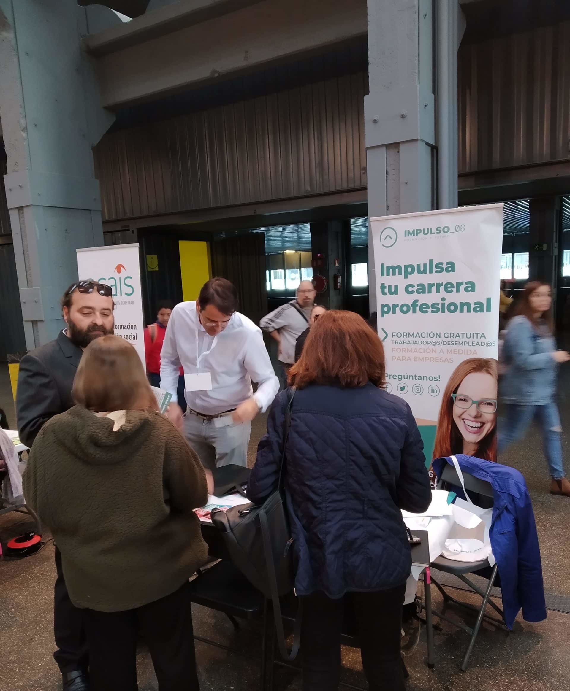 Personas informándose sobre los cursos gratis de Impulso06