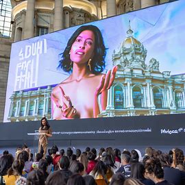 mercedes dando más conferencias