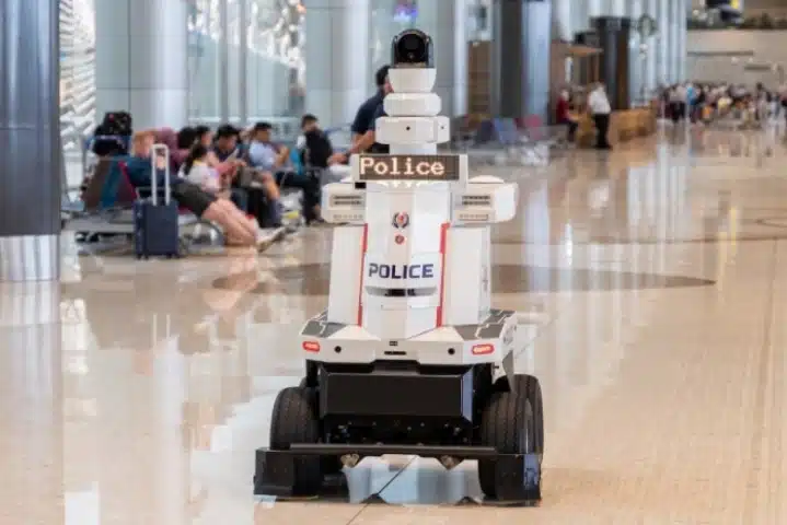 Apariencia de los Robots policía patrullan aeropuerto de Singapur