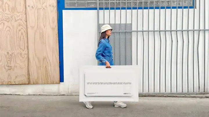 Transportando el revolucionario sofá de IKEA que cabe en un sobre gracias a la IA