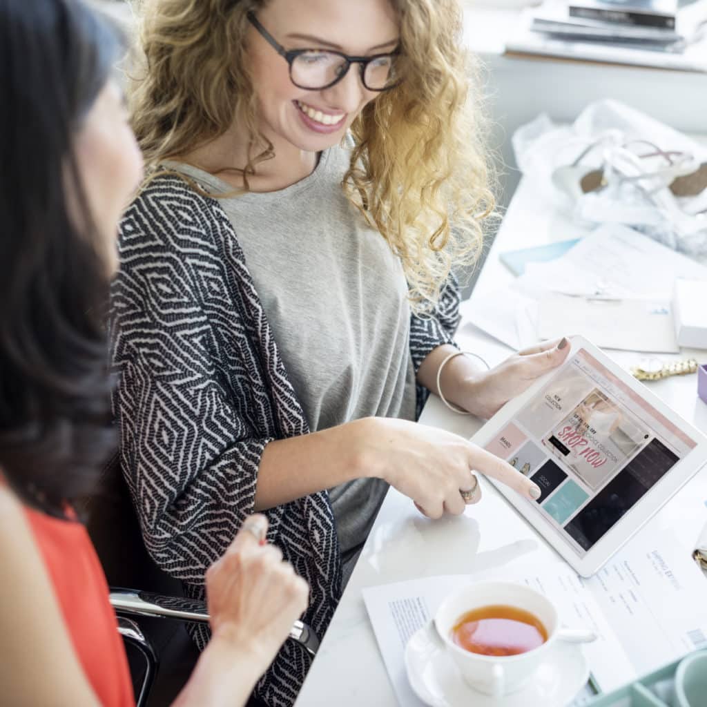 mujer tableta digital Personal Shopper Digital La moda a un clic de distancia