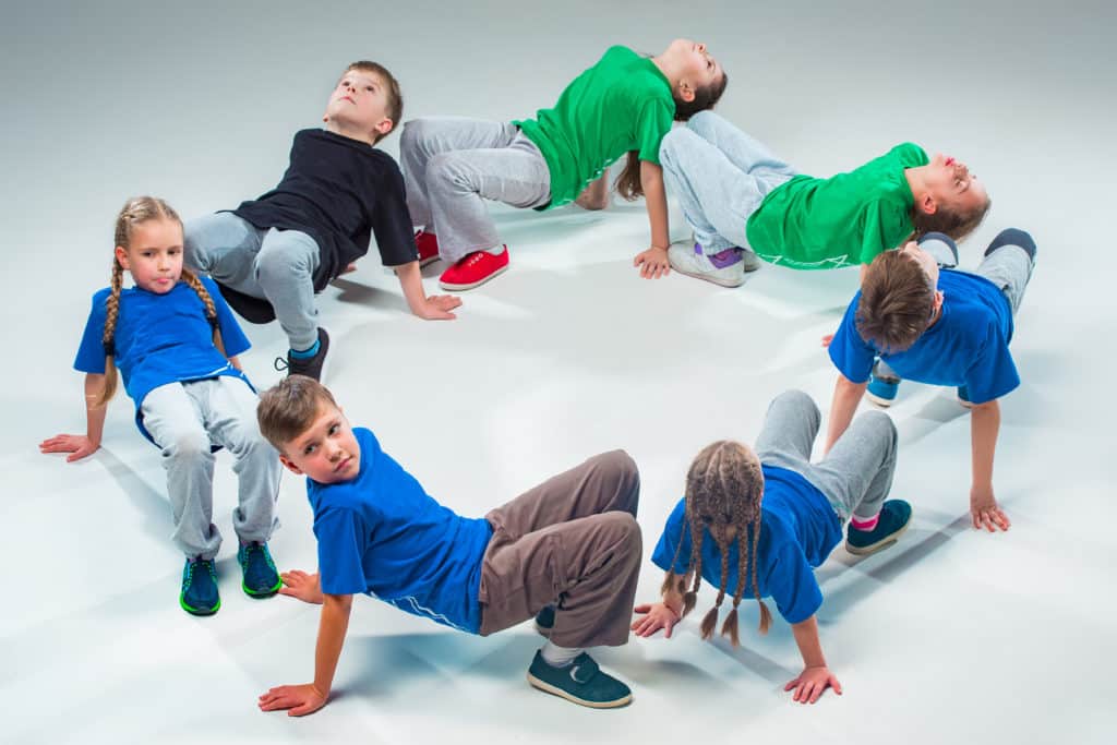 Los niños de la escuela bailan, ballet, hiphop, street, funky y bailarines modernos.
